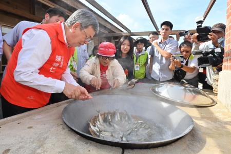 2023年6月30日行政院長陳建仁參訪澎湖地方創生離島出走工作室1.jpg