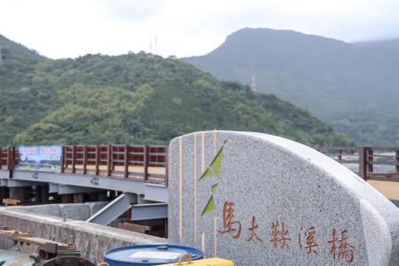 2025年11月29日行政院長卓榮泰視察台9線馬太鞍溪橋重建情形 　共11張