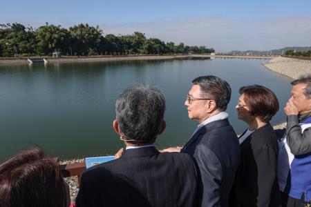 2025年1月4日行政院長卓榮泰出席「烏溪鳥嘴潭人工湖工程計畫 - 湖區工程竣工典禮」。