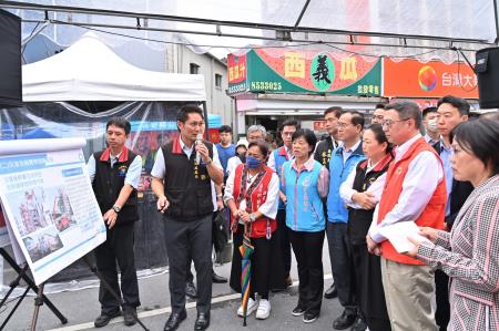 2024年5月22日行政院長卓榮泰視察民房災損-台雄大樓。