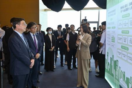 2026年7月24日行政院長卓榮泰出席亞洲資產管理中心高雄專區成立週年記者會 　共7張