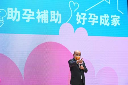 2022年7月27日行政院長蘇貞昌出席「助孕補助週年成果記者會」　共6張