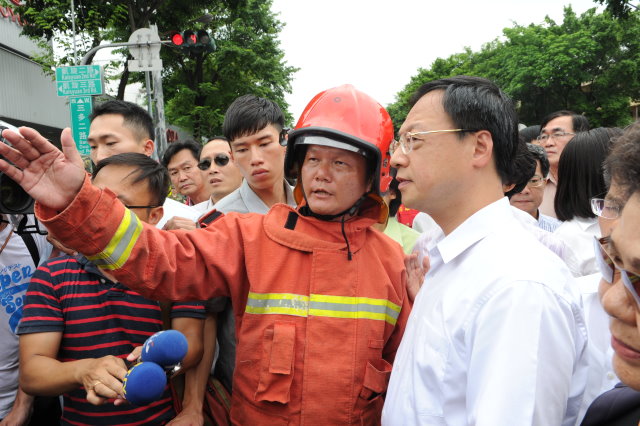 視察高雄氣爆災區 江揆指示相關部會傾全力支援地方政府救災需求 　共2張