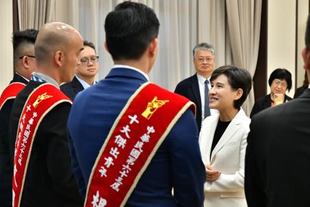 2025年10月21日行政院副院長鄭麗君接見國際青年商會中華民國總會「第63屆十大傑出青年當選人」一行 　共6張
