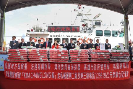 2026年1月30日行政院長卓榮泰出席「緝獲金昌隆貨輪走私毒品聯合記者會」暨春節前視導 　共6張