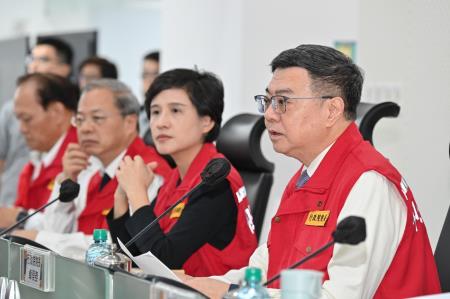2024年10月30日行政院長卓榮泰視導中央災害應變中心康芮颱風防災整備情形。