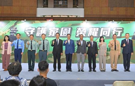 2026年9月5日行政院長卓榮泰出席「115年度九三敬軍優惠系列活動-英雄饗宴 飽家味國」展售會 　共10張