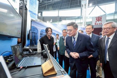 2026年6月12日行政院長卓榮泰出席大南方AI智慧健康展開幕典禮 　共8張