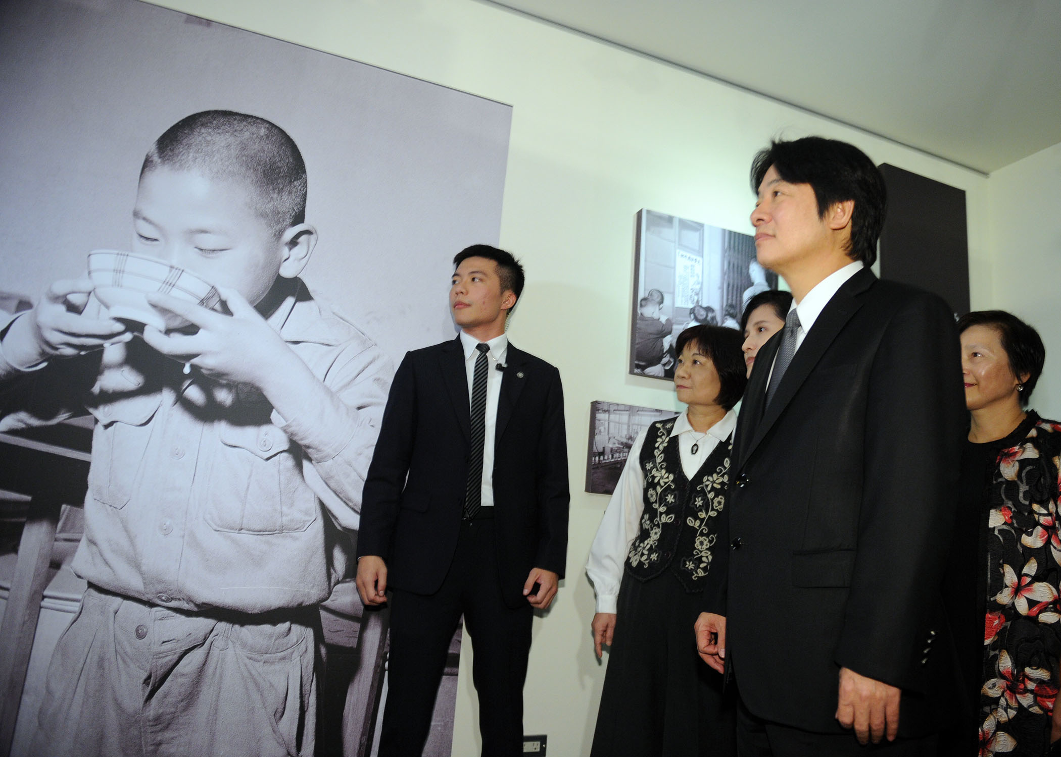 賴揆：積極協助檔案管理局徵集檔案 讓歷史檔案順利完成建檔　共9張