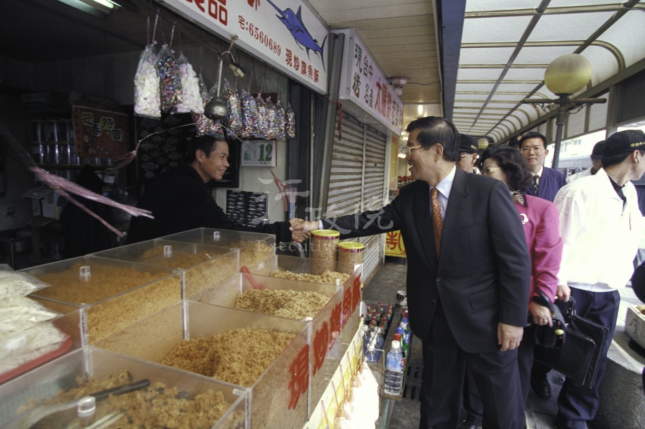 2000年2月13日行政院長蕭萬長參訪台中區漁會及漁市場 共1張 　共1張