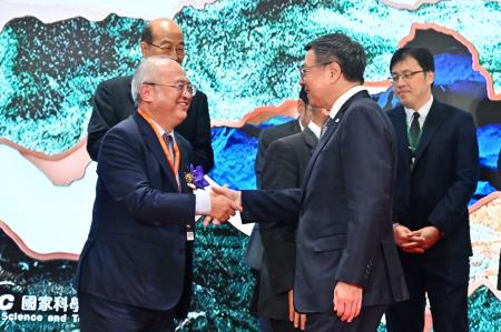 2024年12月18日行政院長卓榮泰出席「2024年行政院傑出科技貢獻獎」頒獎典禮S__21881033_0　共6張