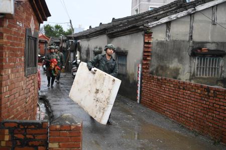 行政院長賴清德視察掌潭村淹水水退情形4　共16張