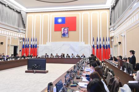 2025年12月24日行政院長卓榮泰主持行政院性別平等會第34次委員會議 　共3張