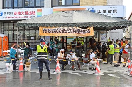 2025年10月7日行政院陳金德政務委員主持「行政院災後慰助服務站」記者會　共9張