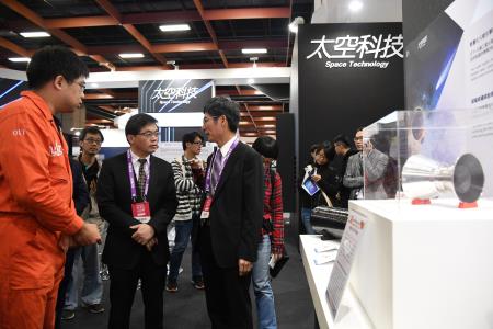 2019年12月8日行政院秘書長李孟諺出席「2019未來科技展」S__2474015　共4張