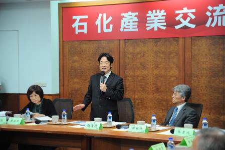 1070615行政院長賴清德參訪長興材料工業股份有限公司暨出席「院長與石化產業交流座談會」_1 　共6張