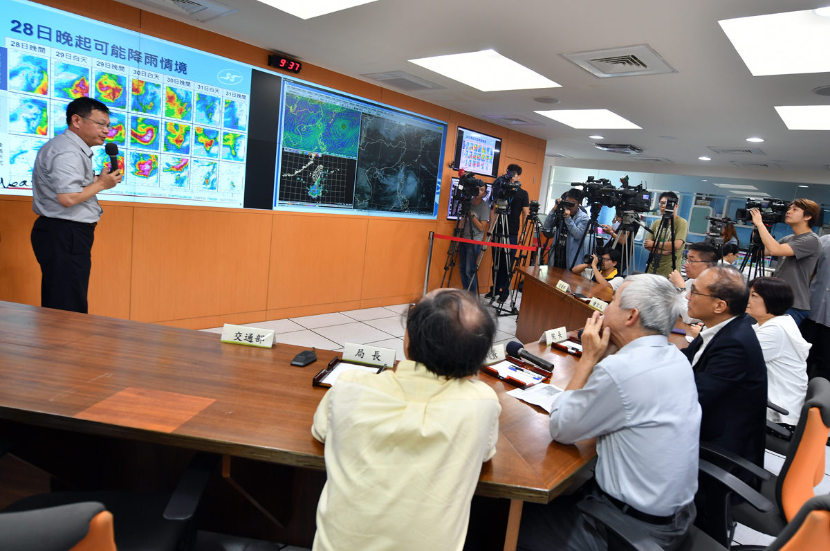 關切尼莎颱風動態 林揆：提高警覺做好防颱整備　共3張