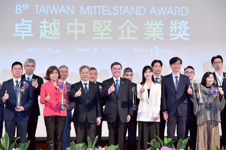 2025年12月5日行政院長卓榮泰出席「第8屆卓越中堅企業頒獎典禮」 　共4張