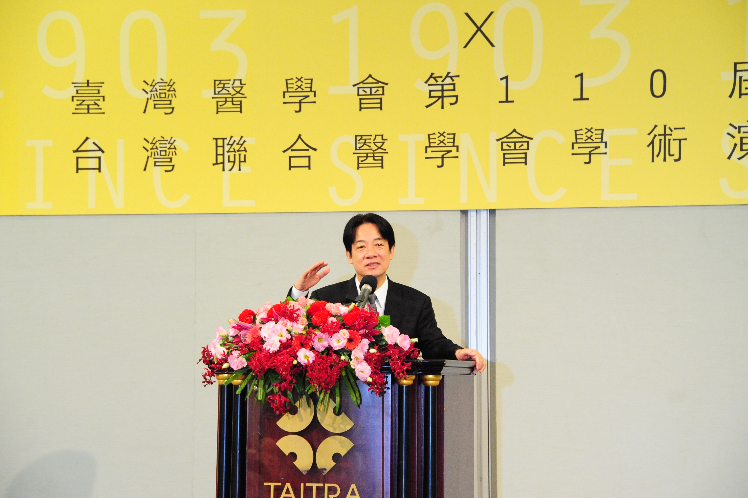 賴揆籲請醫界協助推動長照2.0、生技產業及醫療行政管理資訊化　共5張