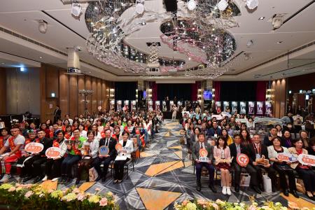 2025年12月10日行政院副院長鄭麗群出席114年度衛福部金顧獎表揚典禮 　共6張