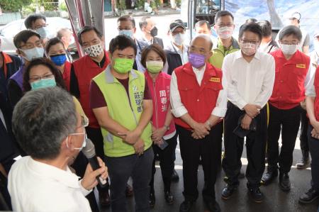 2021年8月9日_1行政院長蘇貞昌視察屏東鹽埔鄉武洛溪大仁支線排水情形 _3_ 　共3張