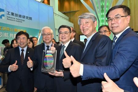 2024年8月6日行政院長卓榮泰視察工研院創新科技成果6　共11張