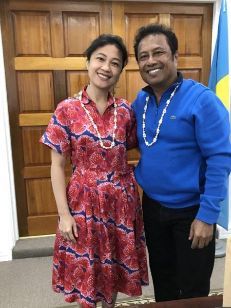 行政院發言人Kolas_Yotaka與帛琉共和國總統Tommy_E._Remengesau_合照。發言人向總統表達院長的支持之意，總統也對此表示感謝並贈項鍊給發言人。