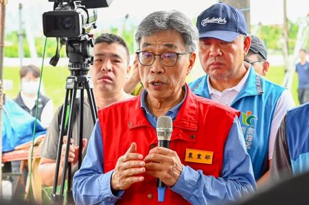 2026年6月27日行政院長卓榮泰視察美濃區木瓜災損情形 　共10張