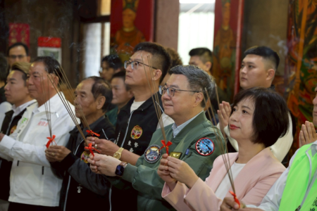 2026年2月20日行政院長卓榮泰赴東勢東聖宮參拜祈福 　共8張