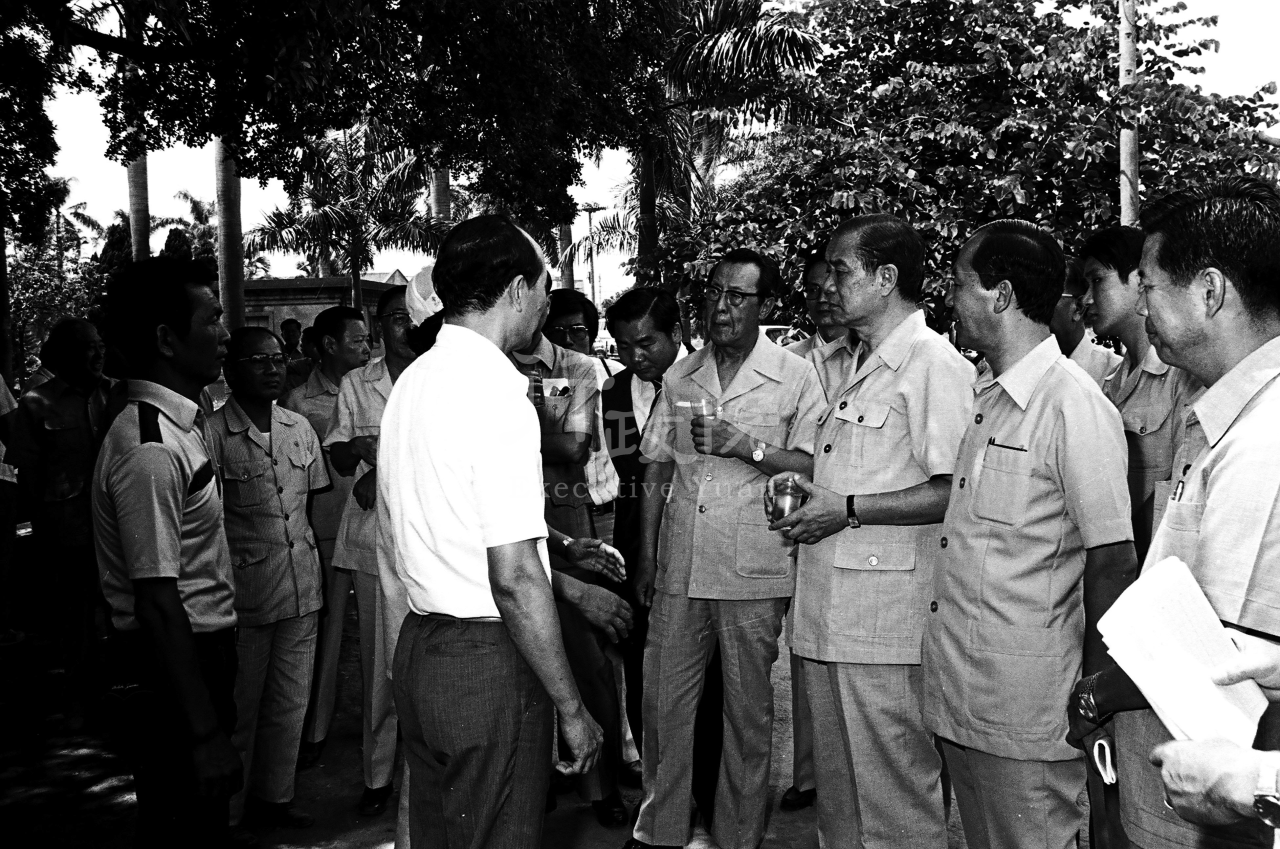 1981年9月11日行政院院長孫運璿巡視南部災區 共1張 　共1張