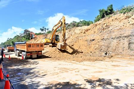 卓院長今（6）日視察「基隆海中天社區道路邊坡坍塌情形」照片共5張