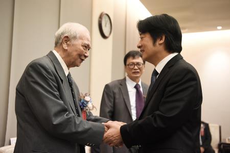 1071026行政院長賴清德接見「第28屆醫療奉獻獎得獎人」一行_S__50454596 　共5張