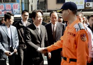 2018年2月15日行政院長賴清德至海巡署野柳漁港安檢所慰勞執勤同仁辛勞