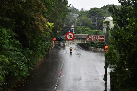 卓院長今(15)日視察「新北市 105 市道改善蜿蜒路段新闢道路工程」辦理情形照片 共7張　共7張