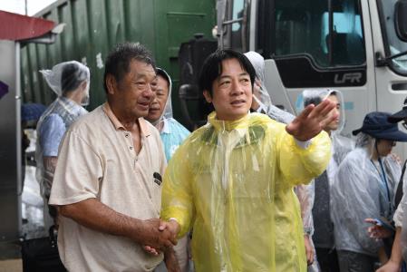 行政院長賴清德視察東崙村、西崙村淹水水退情形1