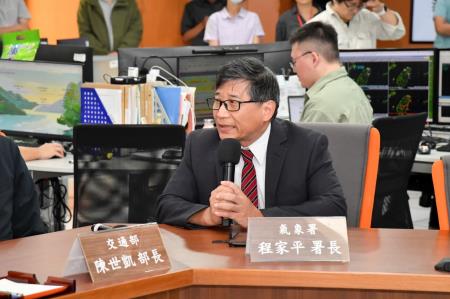 行政院長卓榮泰視察中央氣象署並關心「康芮颱風動態」及對全臺的影響　共6張