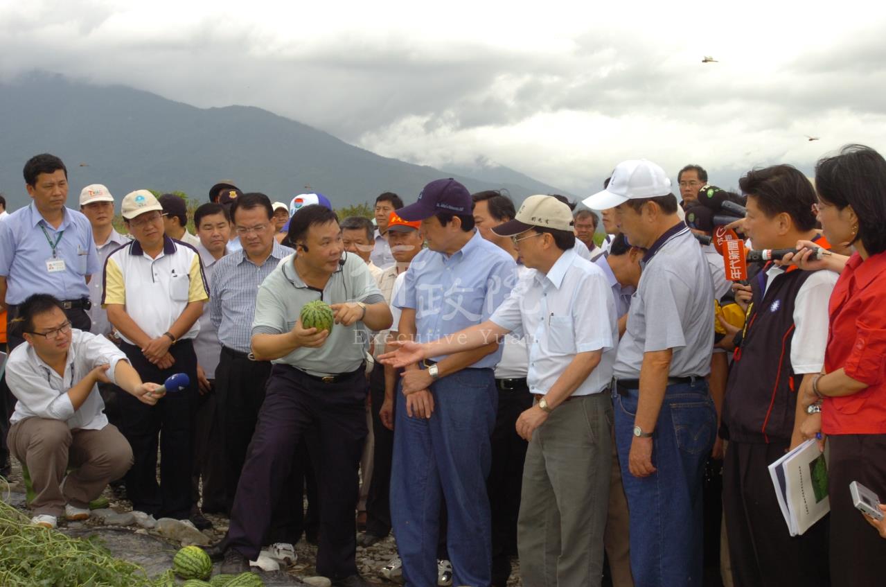 劉兆玄院長陪同馬總統視察鳳林鎮中興埔地區西瓜災情 共2張 　共2張