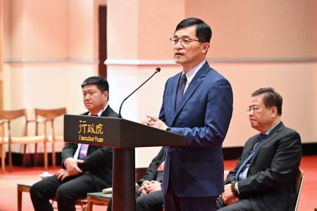 2025年10月30日行政院副院長鄭麗君接見金商獎中外得獎企業一行 　共8張