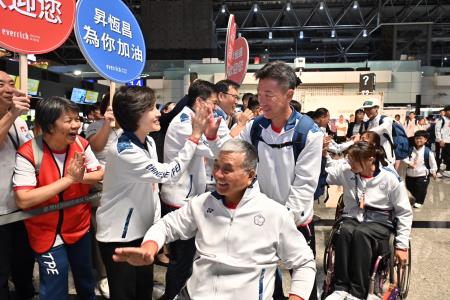 鄭副院長今（23）日「為巴黎帕運代表團送機」照片_4 共4張　共4張