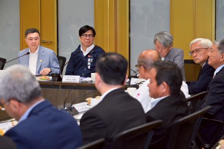 2025年4月13日行政院長卓榮泰出席高雄產業座談會_1 　共10張