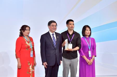 2026年4月29日行政院長卓榮泰出席115年紀念五一勞動節暨全國模範勞工表揚典禮 　共7張