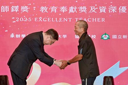  2025年9月18日行政院長卓榮泰出席出席114年師鐸獎、教育奉獻獎及資深優良教師表揚大會　共5張