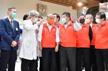2021年10月24日行政院院長蘇貞昌視察「中正紀念堂疫苗接種站」S__150421540　共5張