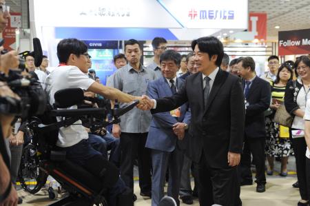 1070719行政院長賴清德出席「ATLife2018台灣輔具暨長期照護大展」開幕典禮」參觀展場DSC_6252_1