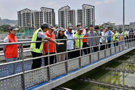 2024年5月4日_2行政院長陳建仁視察鳥嘴潭人工湖下游自來水供水工程計畫_草屯淨水場新建工程S__10215491_0