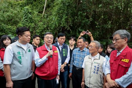 2026年10月25日行政院長卓榮泰視察宜蘭縣黃金茂谷災損情形 　共10張