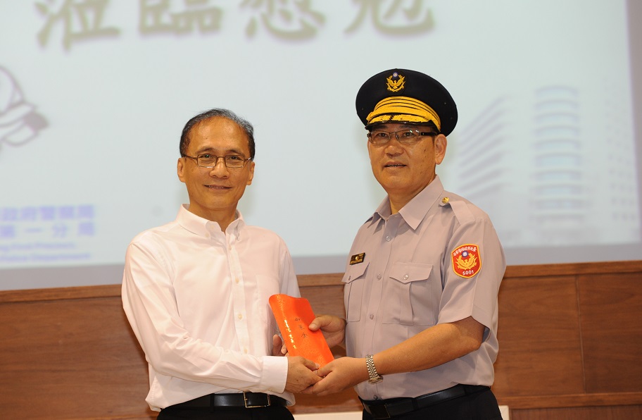 四十年來第一次行政院長慰勉中正一基層員警 　共3張