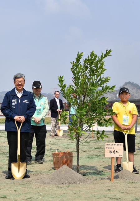 2023年3月12日行政院長陳建仁出席112年「森活圈」總統植樹活動S__124641380 　共4張