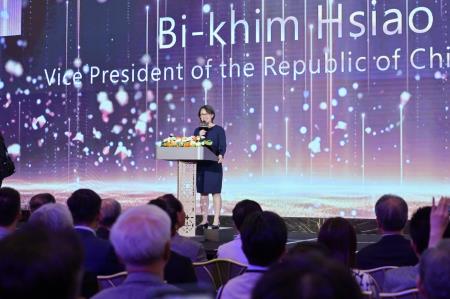卓院長今（1）日出席「百年轉身‧自由永續－中央社百年社慶暨改制28週年酒會」照片 共8張　共8張