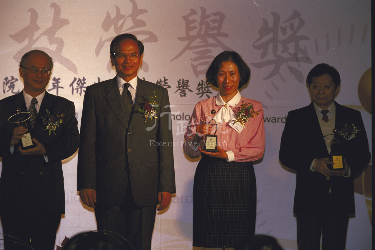 2003年12月22日行政院長游錫堃主持行政院科技頒獎典禮 共1張 　共1張